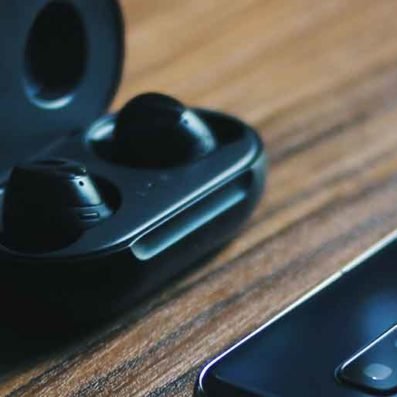 Image of wireless vs true wireless earbuds graphic